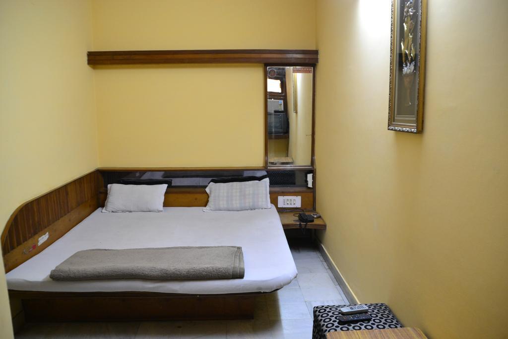 Yes Please Guest House Ню Делхи Стая снимка