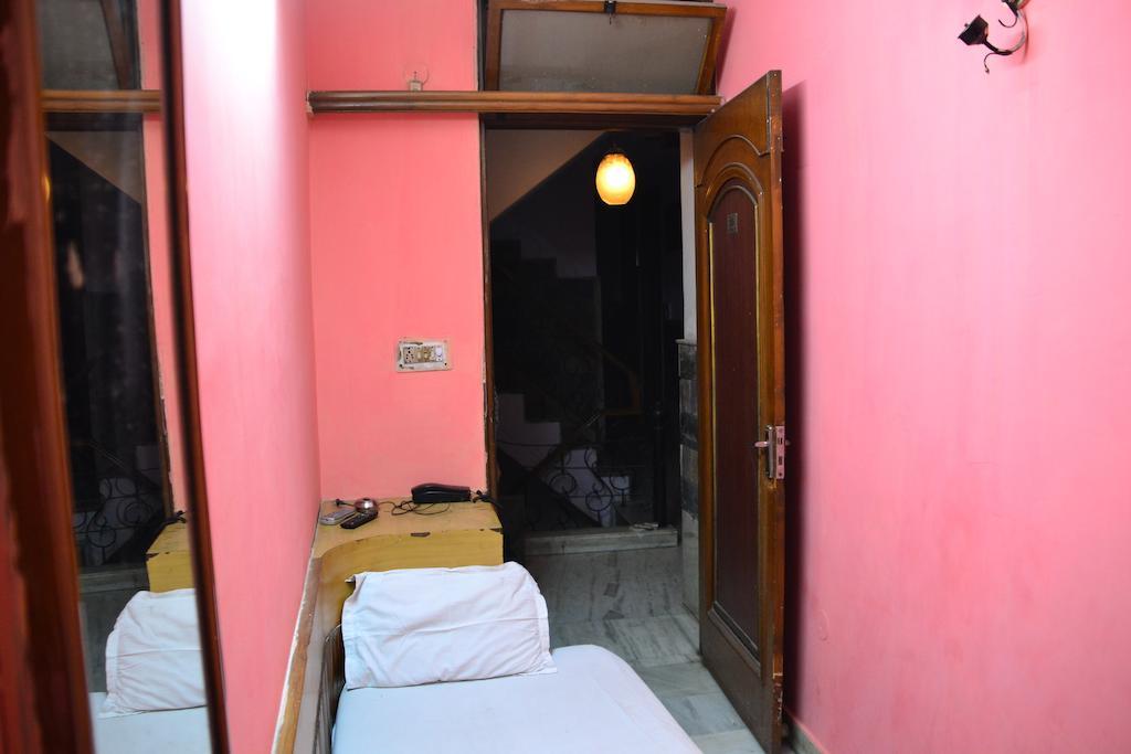 Yes Please Guest House Ню Делхи Стая снимка